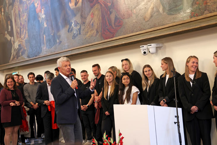 Oberbürgermeister Dieter Reiter und Sportbürgermeisterin Verena Dietl (li.) haben die FC Bayern Fußballerinnen im Rathaus empfangen und ihnen zur Deutschen Meisterschaft gratuliert (Foto: Michael Nagy/Presseamt)